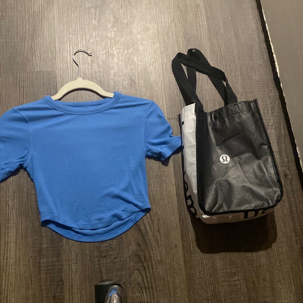 Lululemon hold tight straight hem cropped T-shirt